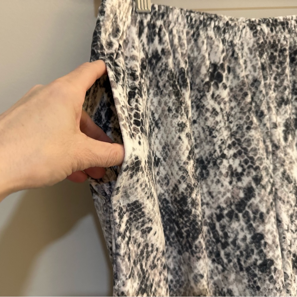 Donna Karan 2 pc Animal Print Pajama Set W/ Pockets Size Medium Gray - Picture 6 of 11